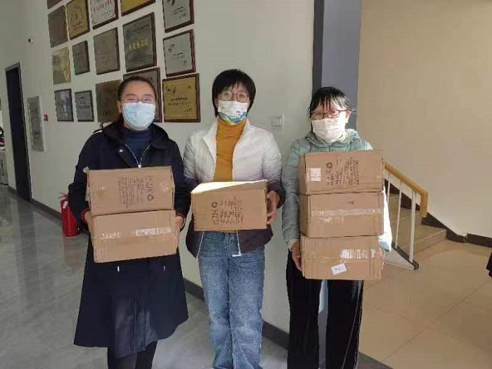 1678353990349973.jpg 发礼品 (2).jpg