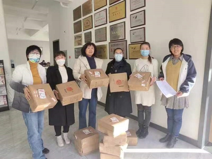 1678354011378892.jpg 发礼品 (3).jpg