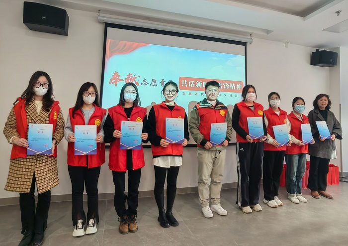 1679963219622263.jpg 9志愿者颁发证书.jpg