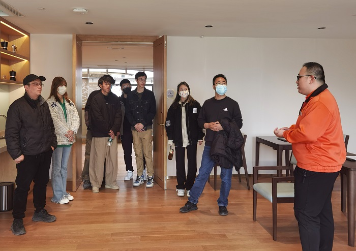 1680837745354045.jpg 1志愿者参观社区.jpg