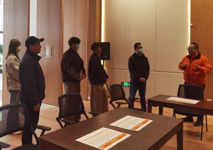 1680837788184031.jpg 2志愿者参观社区.jpg