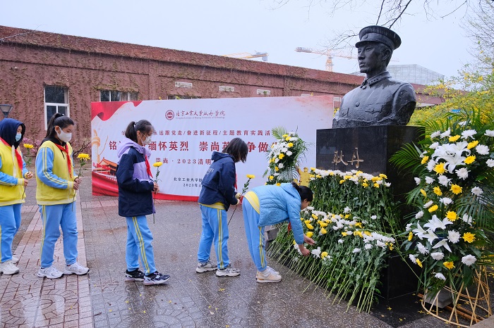 1681120005983693.jpg 敬献鲜花2.JPG