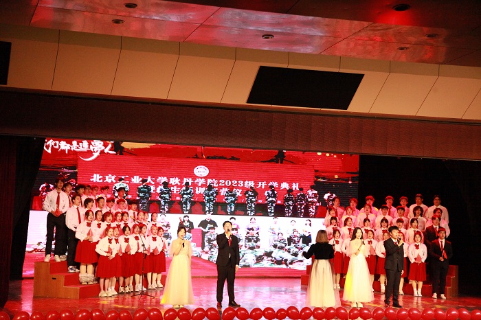 1701996147265604.jpg 7、国际设计学院 《领航》 《我们都是追梦人》.JPG