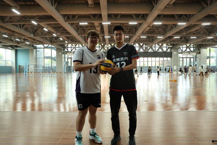 图4北汽男排向校排球队赠球.jpg