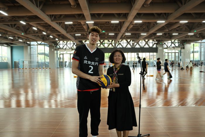 图3北汽男排向校领导赠球.jpg