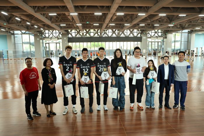 图7学校向北汽男排赠礼.jpg