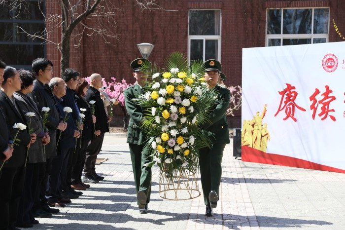 1743691136423608.jpg 敬献花篮.jpg