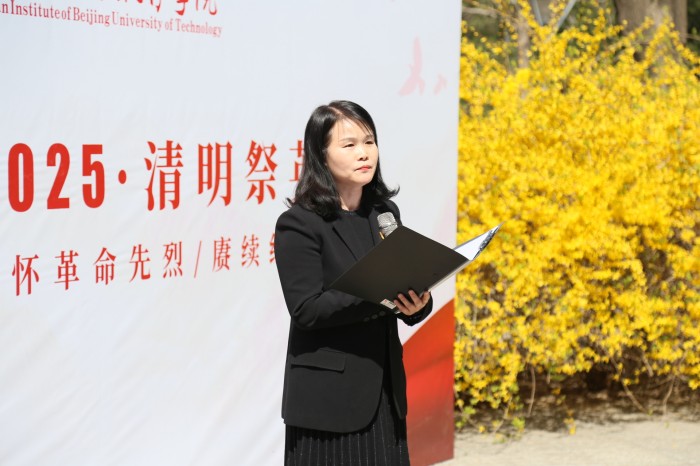 1743691353709398.jpg 杨晓琴老师讲授微党课.jpg