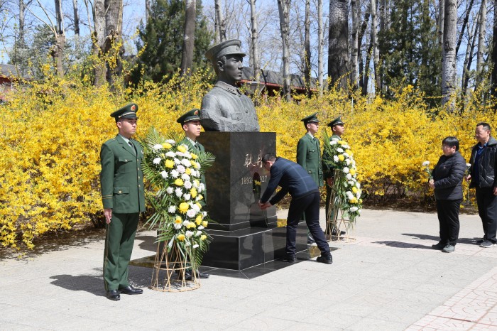 1743691372664713.jpg 教师献花.jpg