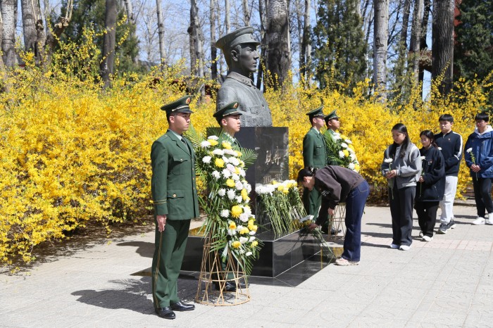 1743691384916819.jpg 学生献花.jpg