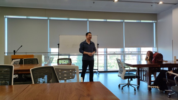 1745567460757454.jpg 徐飞校长1.jpg