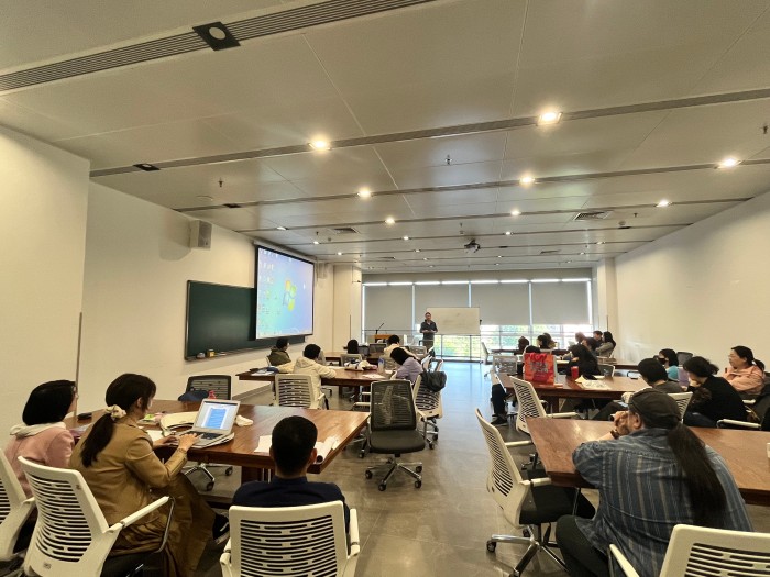 1745567476238919.jpg 徐飞校长2.jpg