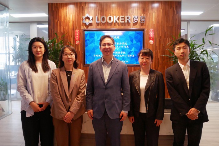 1747645503257469.jpg 与罗客教育集团董事长仓之毅合影.jpg