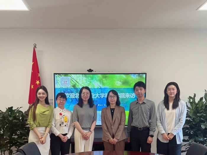 1747645513933423.jpg 与上海财经大学国际教育学院代表合影.jpg