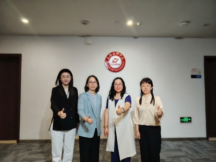 1747645539695727.jpg 与上海建桥学院对外交流办公室主任梁月泉合影.jpg