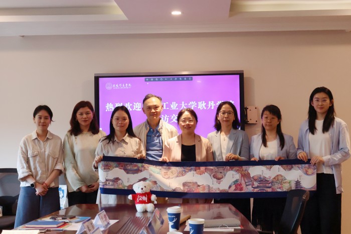 1747645550631463.jpg 与上海杉达学院校长助理、国际交流处处长李丽合影.jpg