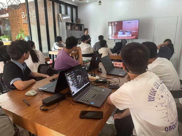 图1 企业导师讲解目调研.jpg