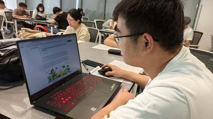 2 学生查资料.jpg